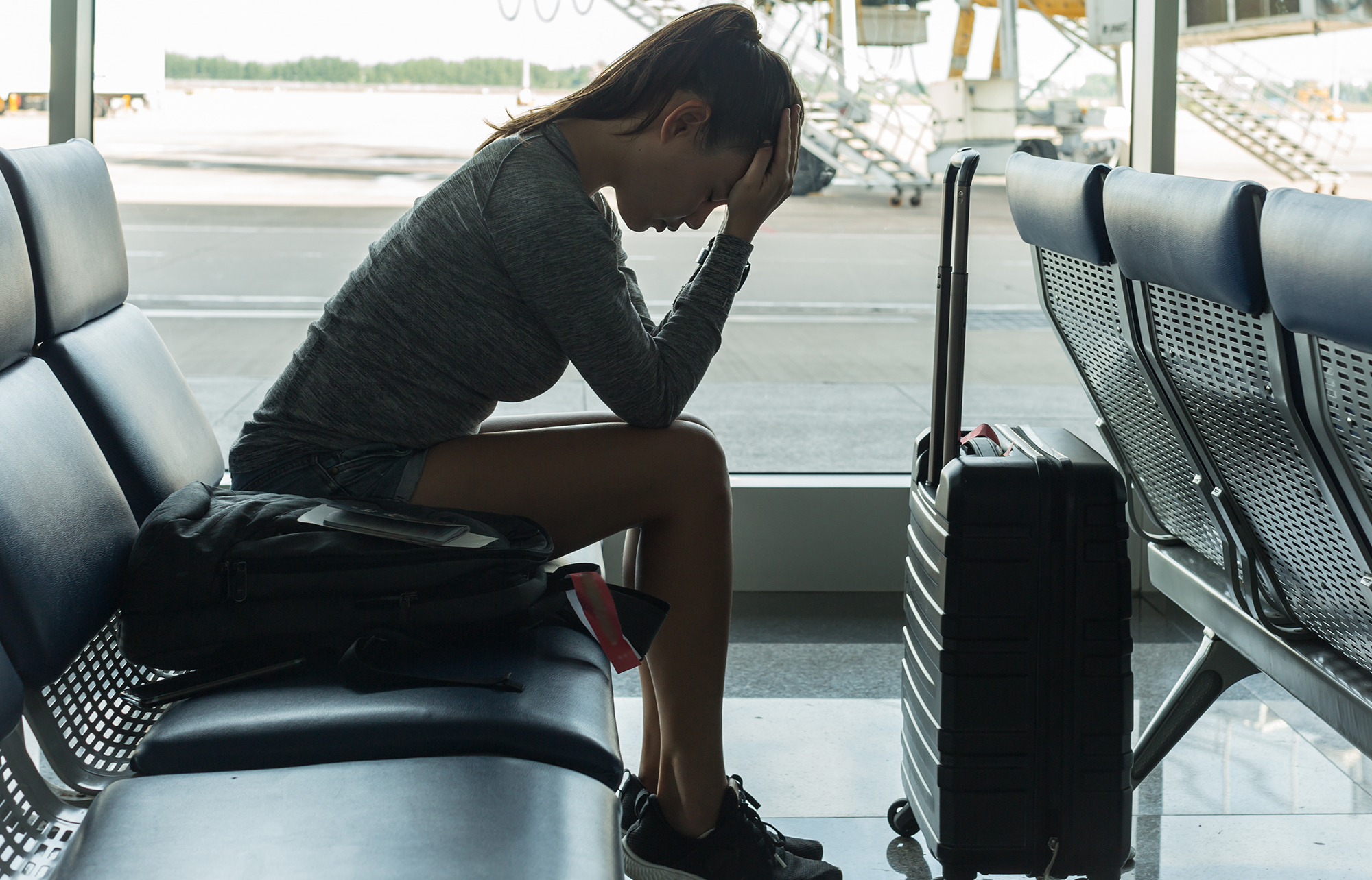Frau am Flughafen